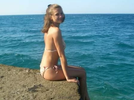 девушка на скале возле моря